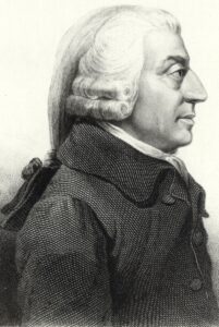 Schwarz-weisse Illustration eines älteren Mannes (Adam Smith) im Profil, der nach rechts blickt. Er trägt eine Perücke mit Locken und einen dunklen, strukturierten Mantel mit breitem Kragen und Knöpfen.