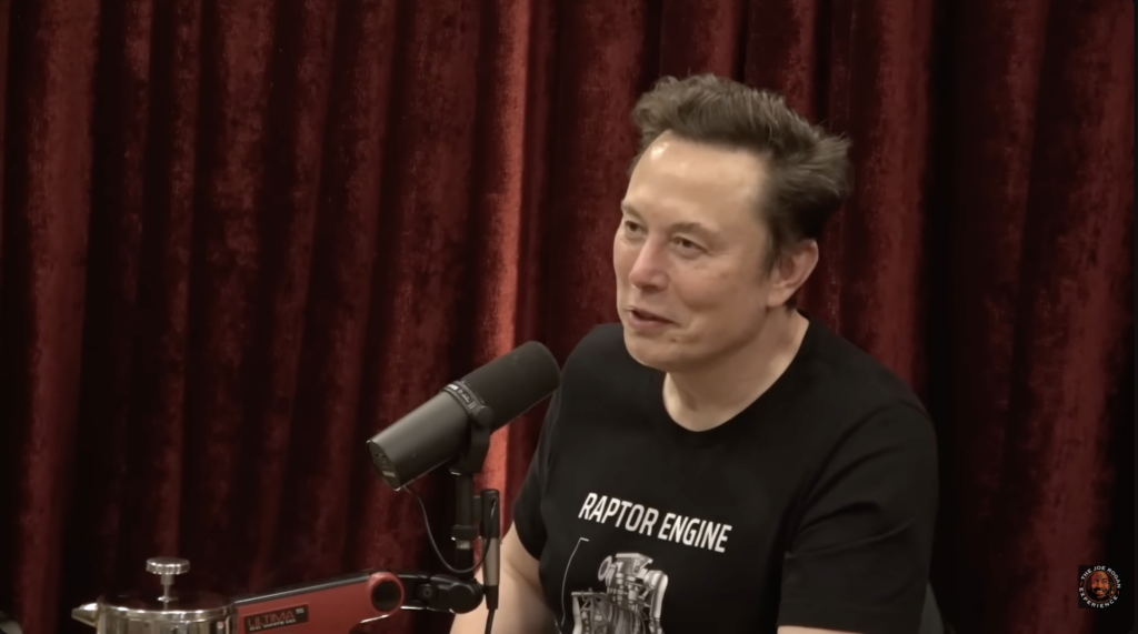 Youtube-Screenshot von Elon Musk im Podcast bei Joe Rogan.